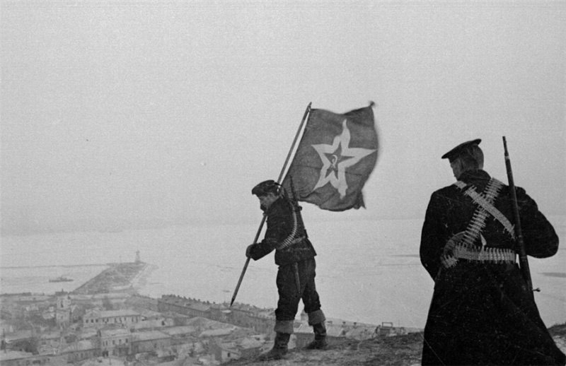 Советские морские пехотинцы устанавливают корабельный гюйс на самой высокой точке Керчи — горе Митридат